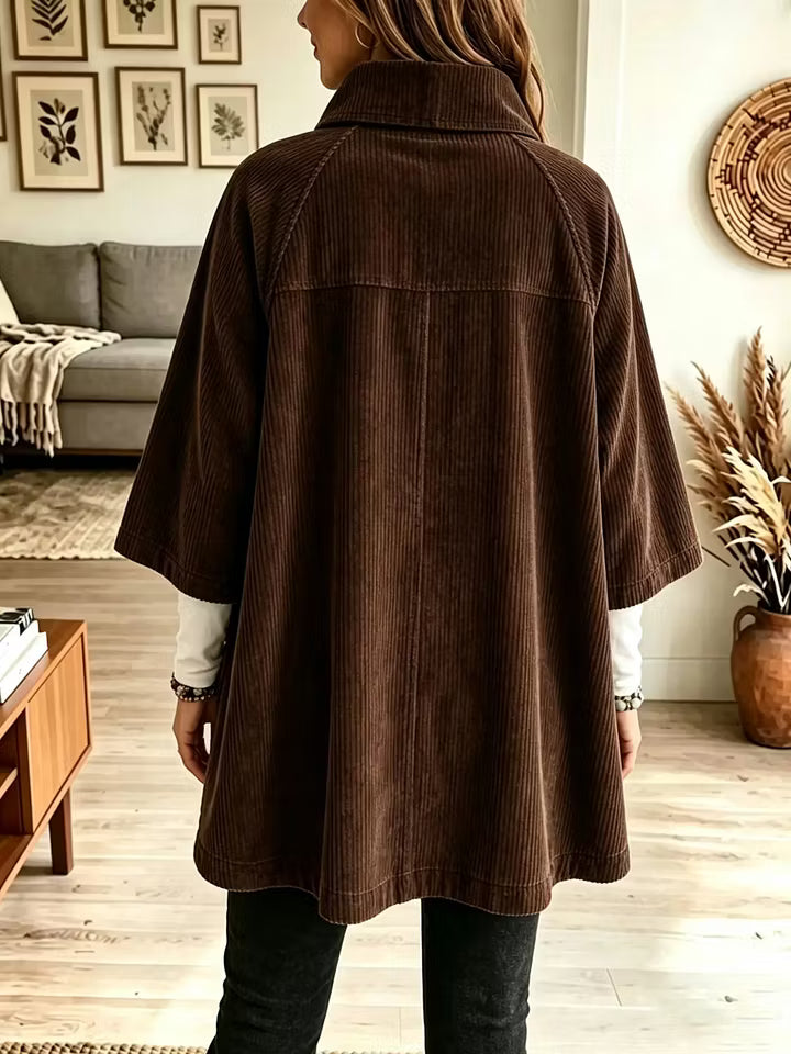 Capa oversize para mujer con cuello alto y cierre de botones