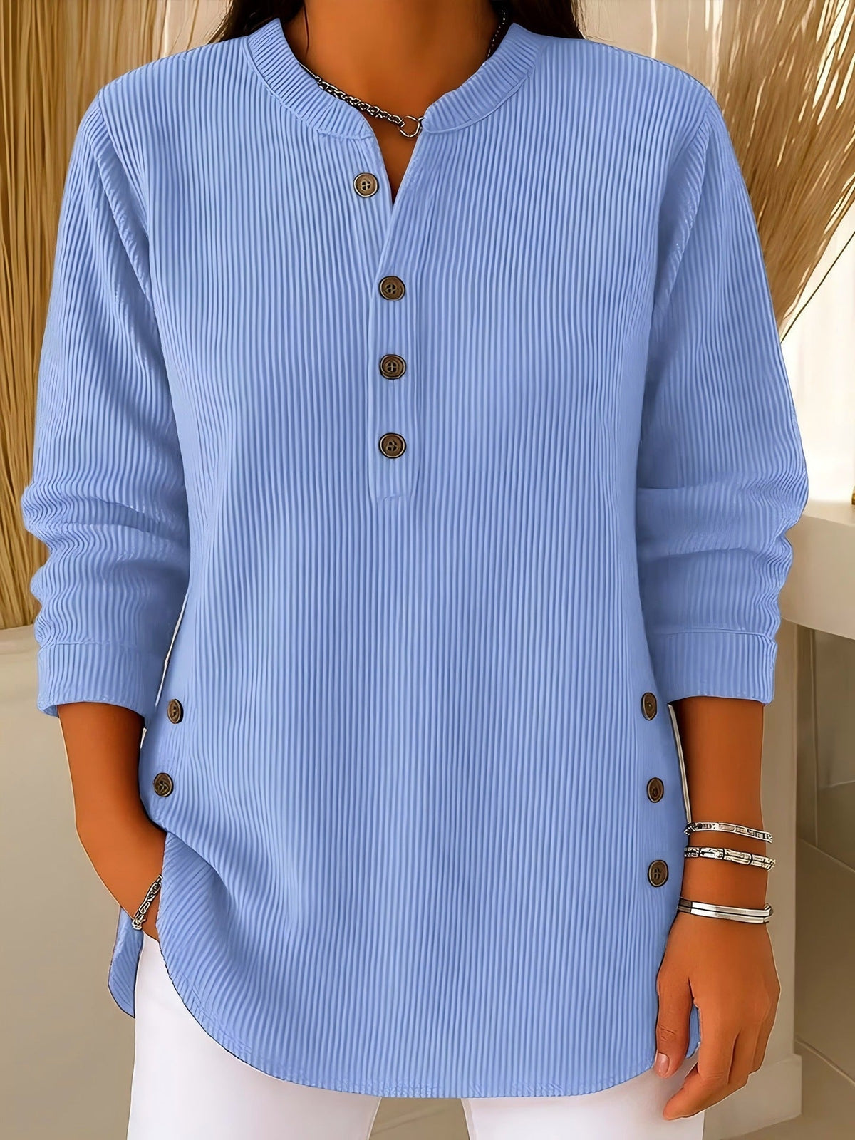 Blusa de mujer con textura acanalada, botones y mangas largas