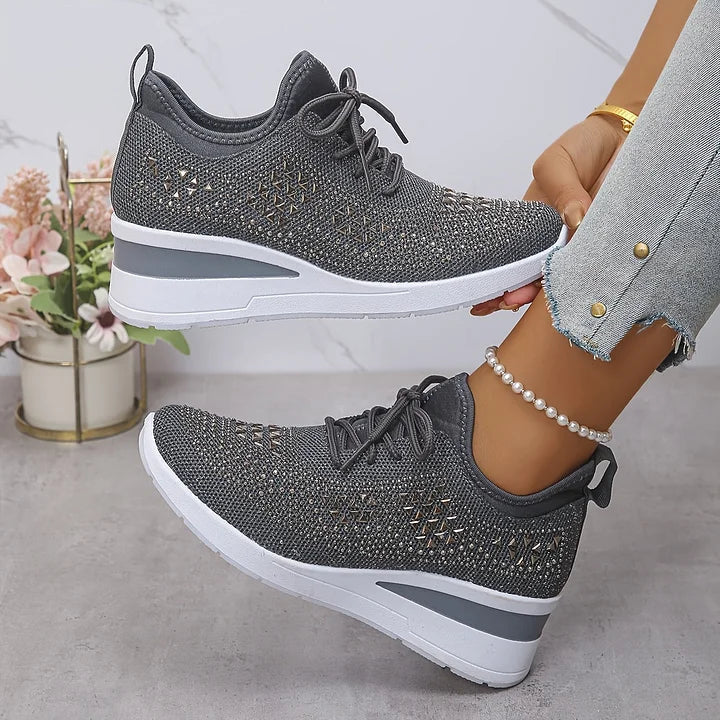 Zapatillas mujer con cuña y detalles brillantes