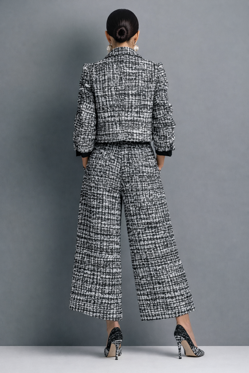 Conjunto de mujer en tweed con chaqueta corta y pantalón ancho