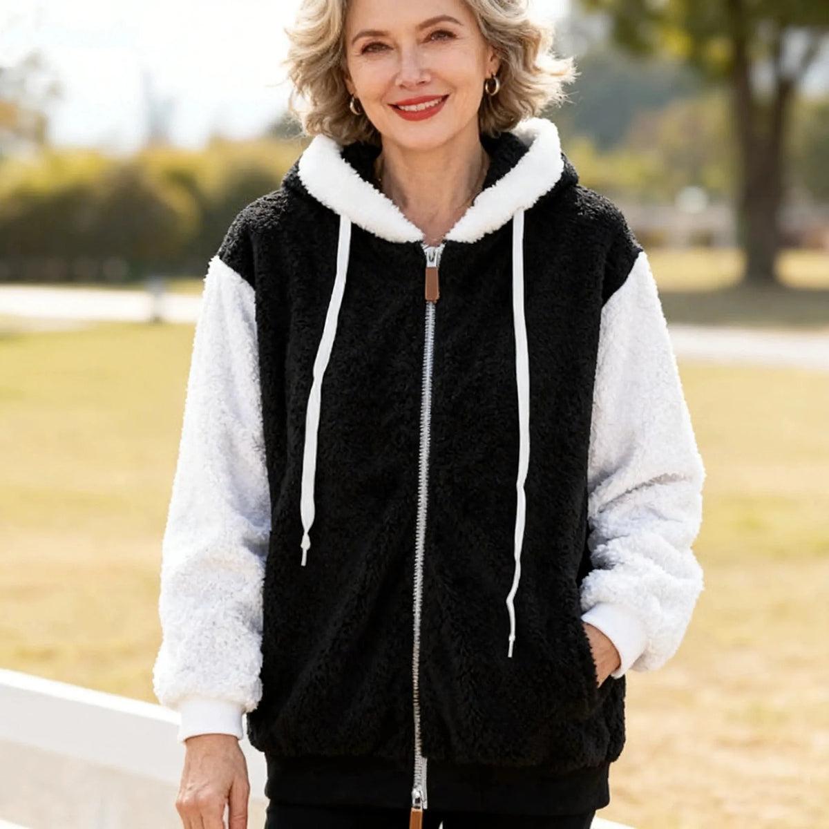 Chaqueta polar mujer con capucha y bolsillos