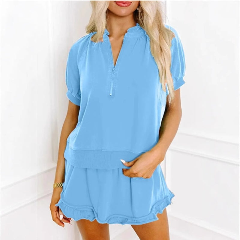 Conjunto de mujer con camiseta de cremallera y short con volantes