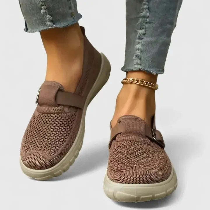 Mocasines de malla para mujer con tira ajustable y hebilla
