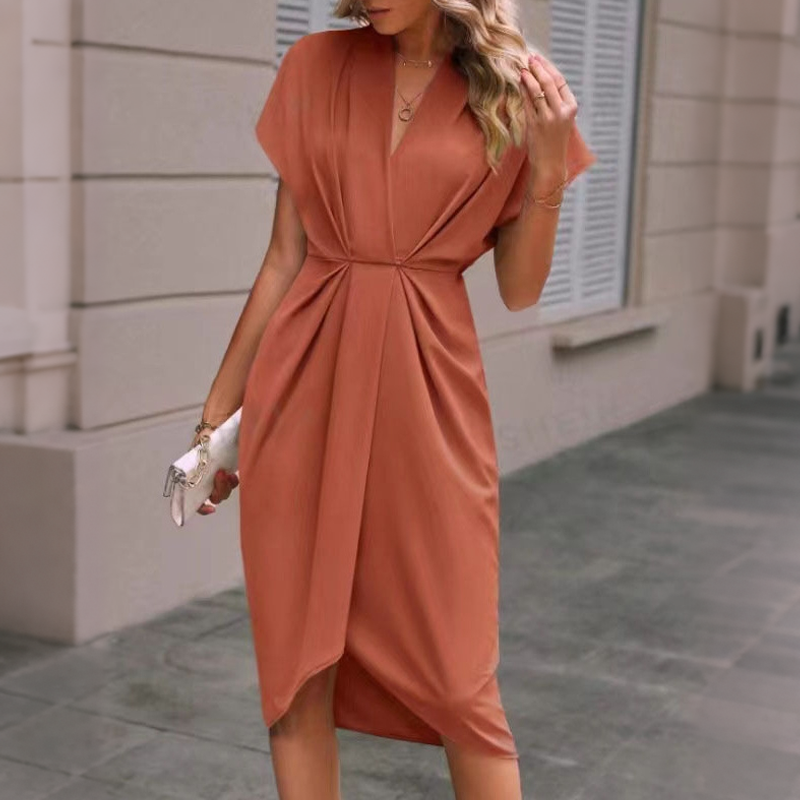 Vestido elegante de mujer con escote en V y cintura fruncida