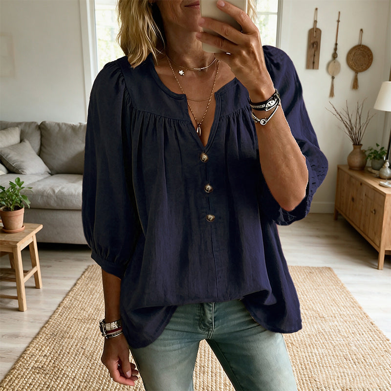 Blusa de mujer con escote en V, botones y mangas tres cuartos