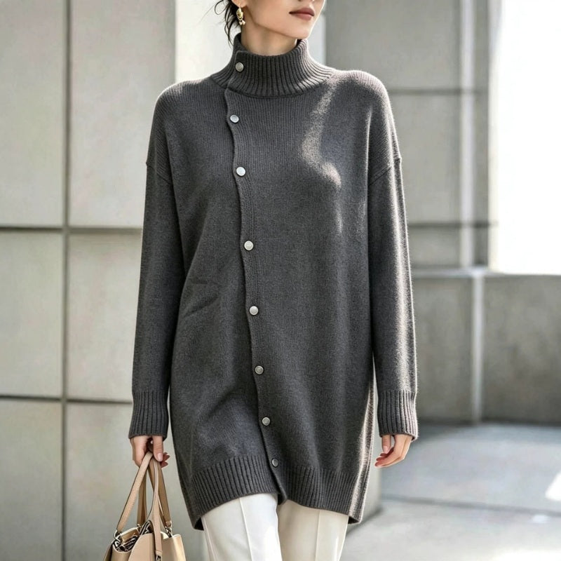 Suéter largo de mujer con cuello alto y botones asimétricos