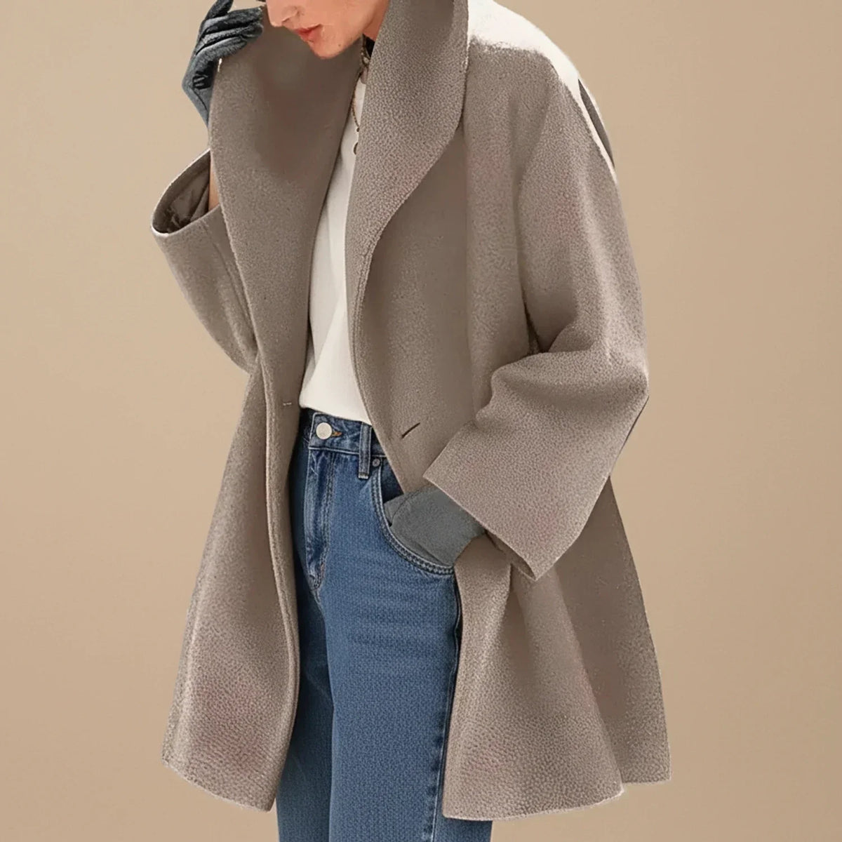 Abrigo de mujer oversize con cuello ancho y corte evasé elegante